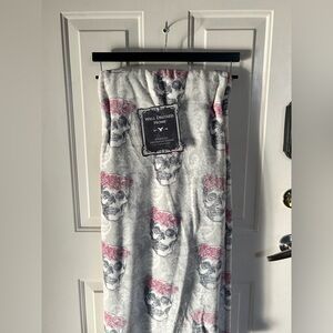 60 x 70 Skull and Roses Throw Blanket